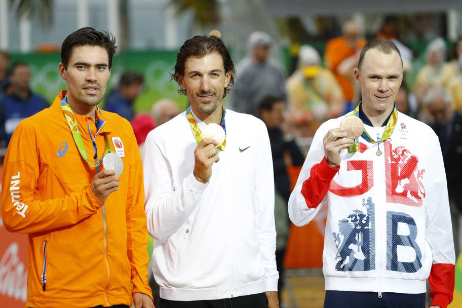 Il podio olimpico della crono maschile: Tom Dumoulin, argento; Fabian Cancellara, oro, Chris Froome, bronzo. Bettini